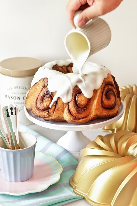 Bundt cake rollos de canela - Blog recetas María Lunarillos Christmas Cinnamon Rolls, Christmas Spread, Christmas Meals, Cake Cup, Cinnamon Roll Cake, Be Wise, New Cake, Kids Bedrooms, Nordic Ware