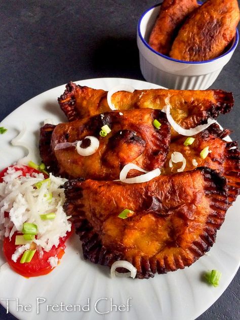 Sweet and salty ripe plantain empanada Empanada Filling, Nigerian Snacks, Fried Plantain Recipe, Gizzards Recipe, Mashed Plantains, Fried Plantain, Fusion Recipes, African Dishes, Plantain Recipes