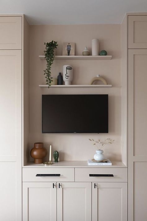 Bedroom Cupboard With Tv, Modern Wardrobe With Tv, Closet Con Tv, Tv In Bedroom Ideas, Wardrobe With Tv Unit, Lily Pebbles, Tv Unit Bedroom, Bedroom Built Ins, Sculptural Vase