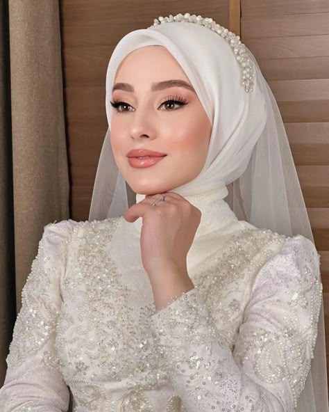 Hijab Headpiece, Hijab Wedding Headpieces, Hijab With Veil, Make Up Wedding Hijab, Bride Hijab Style, Hijab Headpiece Brides, Crown Wedding Hijab, Veil Wedding Hijab, Hijab With Veil Wedding Dresses