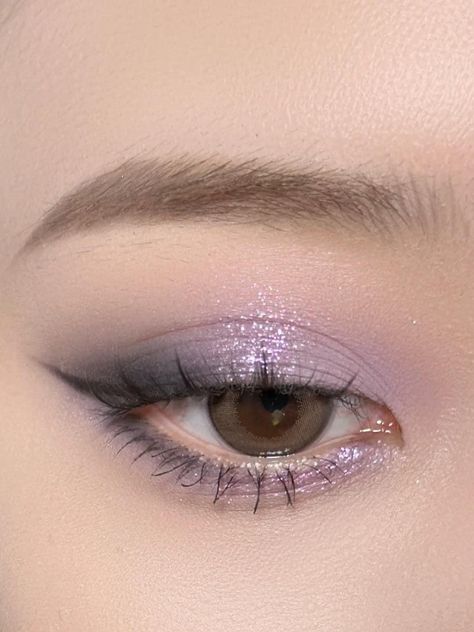 Purple Soft Makeup, Eye Makeup Ideas Purple, Soft Purple Eye Makeup Natural, Natural Purple Makeup, Simple Purple Makeup, Violet Eye Makeup, Violet Makeup Look, Makeup Looks Purple, Light Purple Makeup Aesthetic