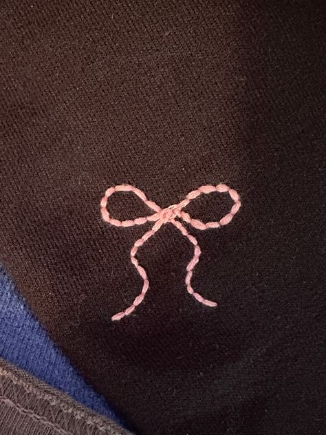 Coquette Embroidery Aesthetic, How To Embroider Bows, Pink Bow Embroidery, Preppy Embroidery Designs, Embroidery Cute Simple, Embroidered Bow Sweatshirt, Simple Aesthetic Embroidery Designs, Embroidery Bow Design, Bow Embroidery Tutorial