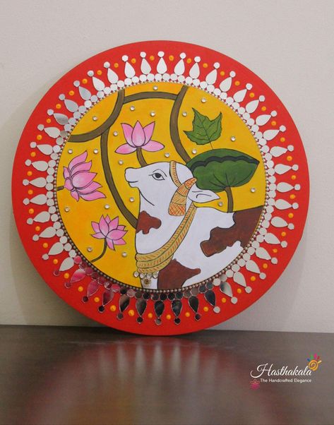 Mirror Work Drawing, Pichwai Art Paintings Cow, Cow Lippan Art, Pichwai Lippan Art, Radha Krishna Lippan Art Mirror, Painting With Mirror Work, Pichwai Paintings Cows, Painting With Mirror, Pichwai Cow Painting