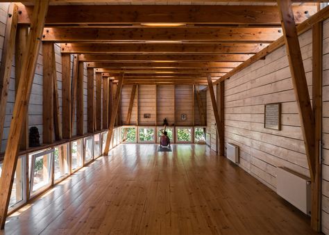 Ashtanga Yoga Chile // DX Arquitectos Wellness Room At Home, Yoga House, Wellness Room, Yoga Studio Design, Roof Extension, Wood Architecture, Yoga Center, Arch Interior, Yoga Space