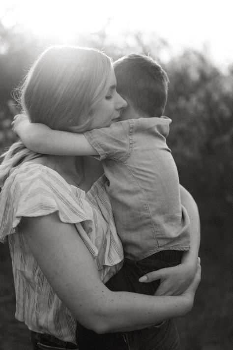 Black and white photo of mom holding toddler son while he hugs her Photoshoot With Horses, Photoshoot Beach Family, Family Photoshoot Beach, Field Family Photos, Beach Family Photoshoot, Mom And Toddler, Horses Ranch, Ranch Family, Photoshoot Beach