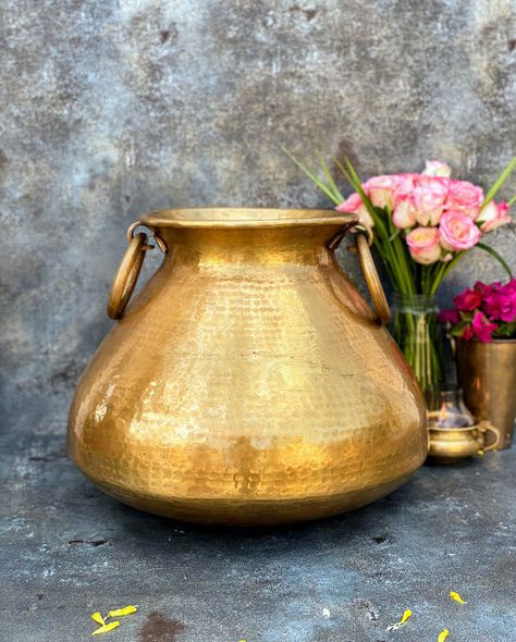 Indian Brass Decor Ideas, Indian Decor Diy, Abstract Vases, Brass Utensils, Indian Ceramics, Puja Items, Vintage Brass Decor, Bronze Decor, Kitchen Item