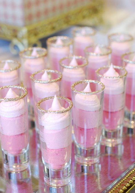 Perfect for little girls birthday, baby shower or bridal shower! Like the gold sparkle rims! Diy Dessert, Round Wedding Cakes, Pink Bridal Shower, Shower Food, Pink Bridal, Gold Party, Pink Parties, Sweet Table, Trendy Baby