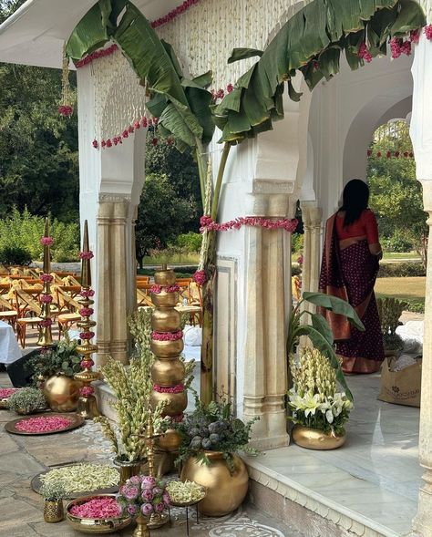 Bengali Wedding Venue Decoration, Wedding South Indian, South Indian Wedding Aesthetic Decor, South Indian Wedding Inspiration, Tamarind Tree Bangalore Weddings, Backyard Mendhi Decor, Maharashtrian Wedding Aesthetic, Simple Temple Wedding Indian, Day Indian Wedding