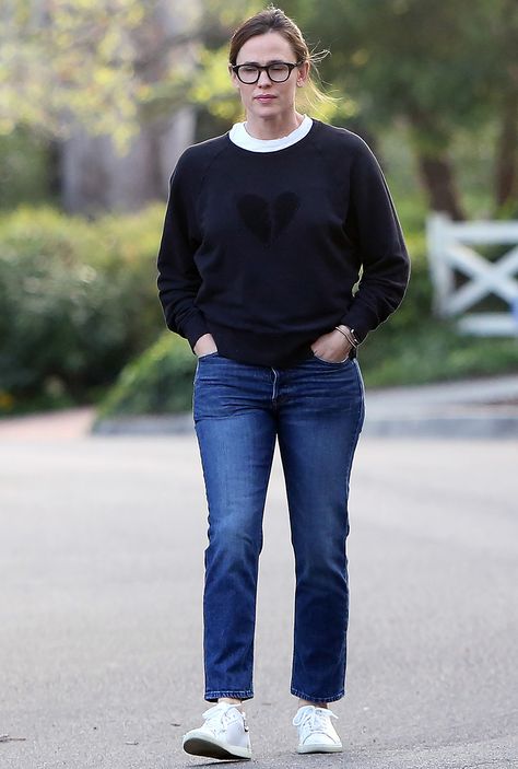 Jennifer Garner, mom jeans, rag & bone sweater, white sneakers, Jennifer Garner out and about, Pacific Palisades, Los Angeles, USA - 01 Apr 2020 Mom Jeans With Sneakers, Elektra 2005, Daredevil 2003, Juno 2007, Jennifer Garner Style, Jeans With Sneakers, Timothy Green, Bone Sweater, Garner Style