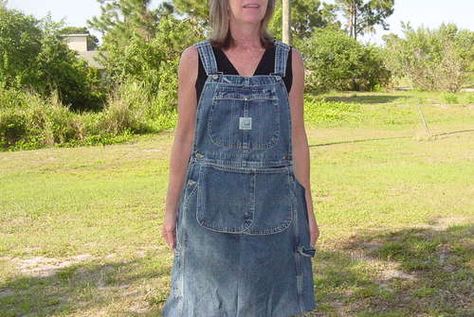 I may have to look for some bib overalls next time I'm at the DAV!  Up-Cycle Shop/Gardening/Craft Apron From Bib Overalls (no sew directions at end) Free Apron Patterns, Free Apron Pattern, Denim Aprons, Denim Recycle, Jean Apron, Apron Tutorial, Apron Patterns, Apron Ideas, Apron Sewing