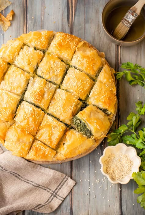 Spanakopita : recette grecque | Lady Coquillette - Lady Coquillette - Recettes de cuisine gourmandes et créatives Pizza Focaccia, Greek Spinach Pie, Greek Appetizers, Greek Dinners, Pasta Fillo, Spinach Pie, Greek Cooking, Greek Dishes, Savory Pie