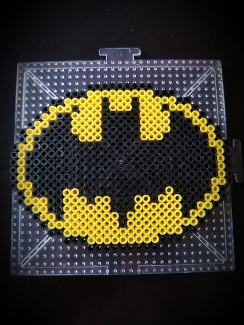 Batman Melty Beads, Batman Perler Bead Patterns, Batman Perler Beads, Hamahelmi Ideas, Pyssla Ideas, Logo Batman, Bat Man, Melty Bead Patterns, Pixel Beads