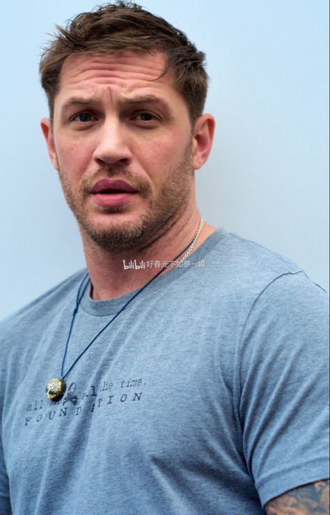 tom hardy filming venom in 2015 Tom Hardy Pictures, Dream Husband, Hardy Boys, Tom Hardy, Venom, Boys Who, Great Photos, Asian Beauty, Eye Candy