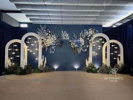 Elegant Stage Design, Wedding Backdrop Ideas Reception, Gala Stage Design, Blue Backdrop Ideas, Navy Blue Wedding Backdrop, Wedding Stage Design Backdrop Ideas, Event Stage Design Backdrops, Corporate Event Design Decor, Sangeet Stage Decor