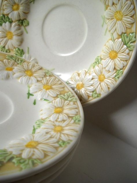 Daisy dishes Yellow Cottage, Vintage Daisy, Daisy Mae, Daisy Love, White Dishes, Yellow Daisies, Vintage Dishes, Mellow Yellow, Vintage China