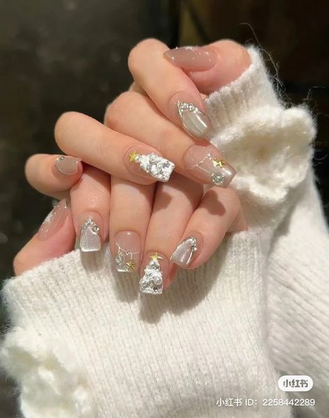 Cute creative christmas nails pink silver gold 2023 Cat Eye Manicure, Christmas Nails Pink, Red Christmas Nail Designs, Eye Manicure, Red Christmas Nail, Gold 2023, Nail Noel, Christmas Nails 2023, Cat Eye Nail