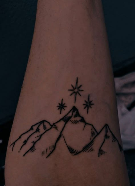 Acotar Rhys Knee Tattoo, Night Court Knee Tattoo, Cassian Wings Tattoo, Azriel Acotar Tattoo, A Court Of Wings And Ruin Tattoo, Court Of Mist And Fury Tattoo, Acotar Ramiel Mountain Tattoo, Nesta Archeron Tattoo Ideas, Rhysand Wings Tattoo