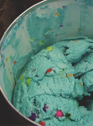 bubble gum ice cream @honestlyyum Blue Moon Ice Cream, Bubble Gum Ice Cream, Blue Ice Cream, Vintage Ice Cream, Cream Aesthetic, Blue Food, Frozen Treat, Rocky Road, Cute Desserts