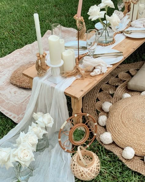 Picnic Place Settings, Boohoo Picnic Set Up, Boho Picnic Aesthetic, Neutral Picnic Aesthetic, Boho Themed Picnic, All White Picnic, Garden Picnic Aesthetic, Picnic Set Up Ideas Simple, Luxury Picnics