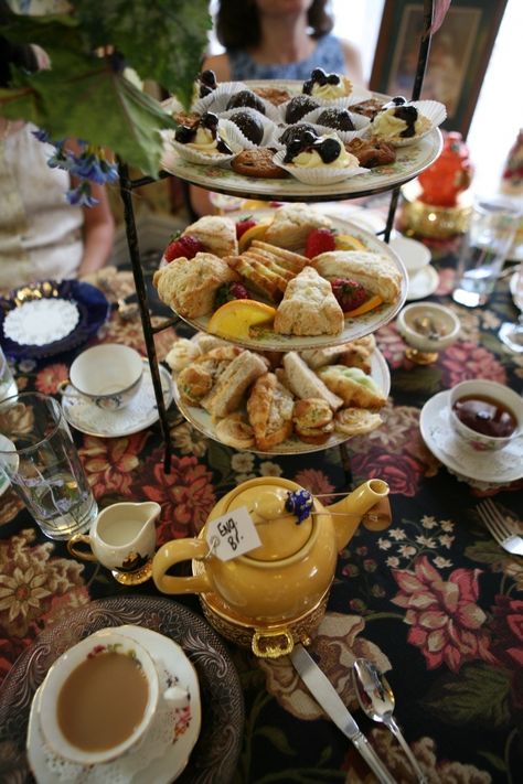 JUST English breakfast in the merry sunshine pot? Afternoon Tea. ☕ English Afternoon Tea, English Tea Party, High Tea Party, Breakfast Party, English Breakfast Tea, Falafels, Tea Rooms, Tea Party Food, Afternoon Tea Parties