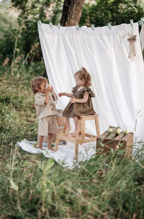 White Sheet Mini Session, Fun Unique Family Photoshoot Ideas, Boho Family Photos, Boho Photoshoot, Baby Birthday Photoshoot, Easter Photoshoot, Mommy And Me Photo Shoot, Mini Photo Sessions, Sisters Photoshoot Poses