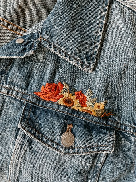 Work Room Decor, Stitches Flower, Floral Bouquet Embroidery, Embroidery Bouquet, Room Decor Bohemian, Denim Jacket Embroidery, Easy Hand Embroidery, Embroidery Jeans Diy, Bouquet Embroidery