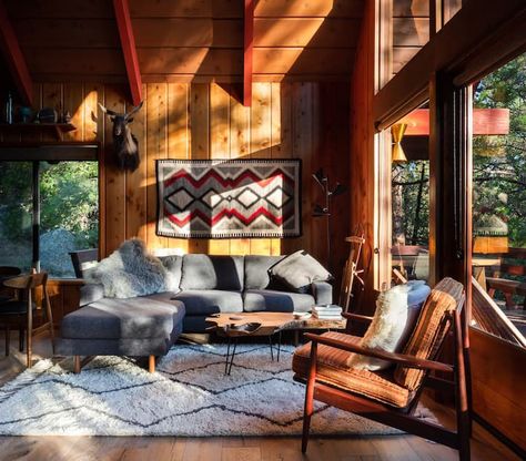 Mid Century Cabin, Idyllwild Ca, Log Cabin Interior, Ski Cabin, Chalet Interior, Mid Century Interior, Lit King Size, Living Room Decor Inspiration, Cabin Interiors