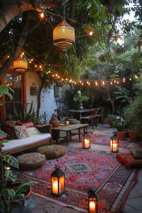 47  Chic Boho Patio Designs and Tips - TastyInteriors Boho Yard Decor, Outdoor Patio Boho, Modern Living Room Layout, Boho Yard, Boho Patio Decor, Boho Outdoor Patio, Boho Outdoor Decor, Boho Outdoor Space, Living Room Layout Ideas