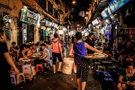 Here's a list of the best night markets in Hanoi. Read more if you’re curious to know about them! Hanoi Old Quarter, Cat Ba Island, Vietnam Itinerary, Vietnam Backpacking, Dark Street, Mekong Delta, People Eating, Koh Tao, Night Market