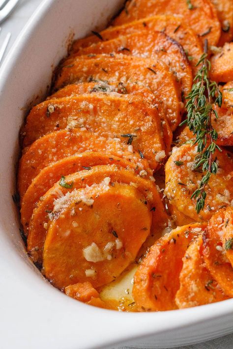 Garlic Parmesan Roasted Sweet Potato Recipe — Eatwell101 Parmesan Roasted Sweet Potatoes, Resep Vegan, Sweet Potato Recipes Roasted, One Pot Dinners, Healthy Thanksgiving, Makanan Diet, Potato Recipe, Veggie Side Dishes, Thanksgiving Menu