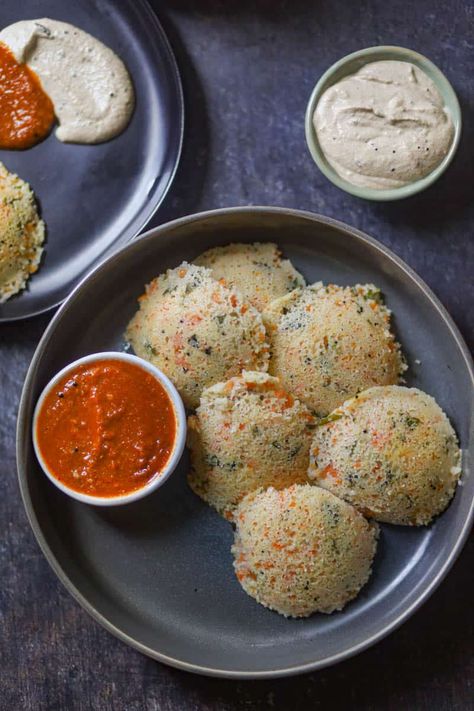 Rava Idli is a delicious breakfast option that is made with semolina, yogurt, veggies, eno/baking soda. It goes great with coconut chutney. #breakfast #Indianrecipes #Indianbreakfast #idli #vegetarianrecipes Idli Rava Recipe, Goli Idli Recipe, Rava Idli Recipe, Hyderabadi Spot Idli, Instant Rava Idli Recipe, Oats Idli, Instant Pot Breakfast, Rava Idli, Idli Recipe