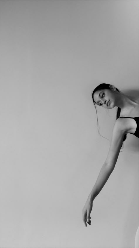 Ballet Wallpaper, Lily King, Book Photography Instagram, Art Photography Portrait, Ballet Style, Dance Ballet, Exposure Photography, Ballet Fashion, Portrait Photography Poses