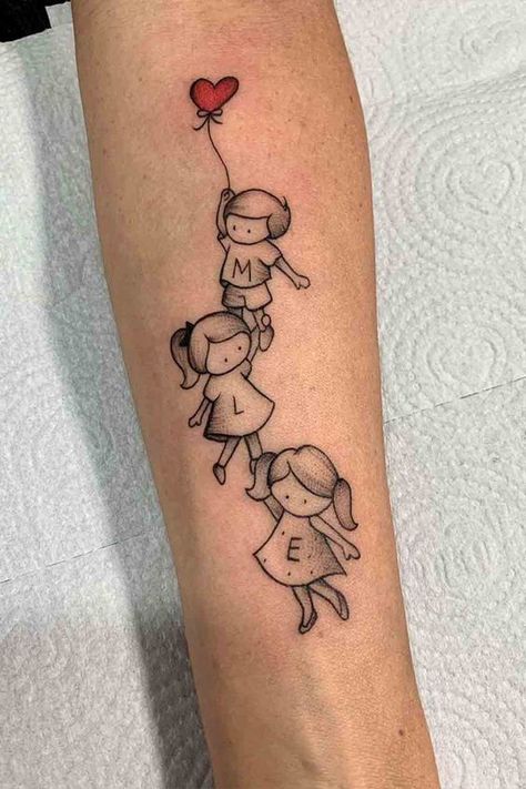 Tatuajes para mamás: ideas bonitas y sencillas - Una mamá millennial Grandchildren Tattoos, Lotusblume Tattoo, Mother Tattoos For Children, Name Tattoos For Moms, Mom Tattoo Designs, Tattoos With Kids Names, Mommy Tattoos, Muster Tattoos, Mother Tattoos