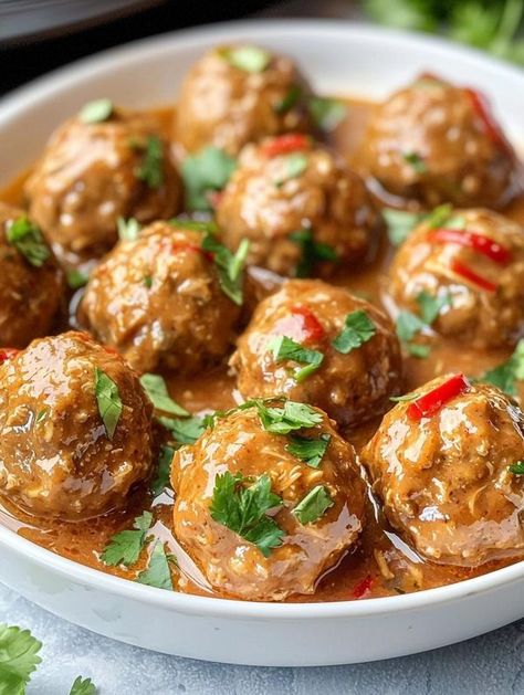 Easy Quick Recipes Thai Slow Cooker Recipes, Crock Pot Chicken Meatballs, Slow Cooker Chicken Meatballs, Thai Meatball Recipes, Airfryer Meatballs, Asian Crockpot Chicken, Crockpot Asian, Crockpot Thai, Thai Chicken Meatballs