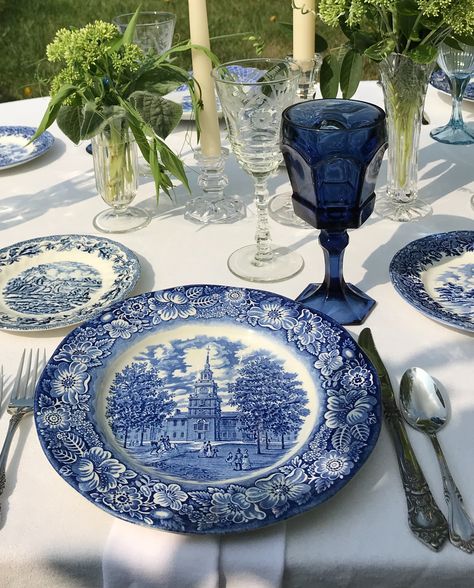 Royal Blue And White Table Setting, Dining Dishes Set, China Table Setting Ideas, British Colonial House, Blue Tablescapes, White Spring Wedding, Spring Wedding Table, Lunch Table Settings, Blue And White Tablescapes