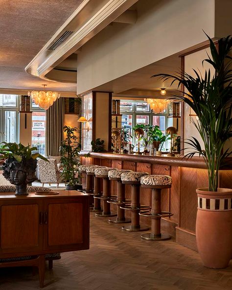 1 Warwick Soho London Members House Designed by Fettle Soho House Bar Design, Soho House Design, Soho House Bar, Soho House Interiors, Soho House Hotel, Soho House London, Wooden Reception Desk, Retro Restaurant, Yum Cha