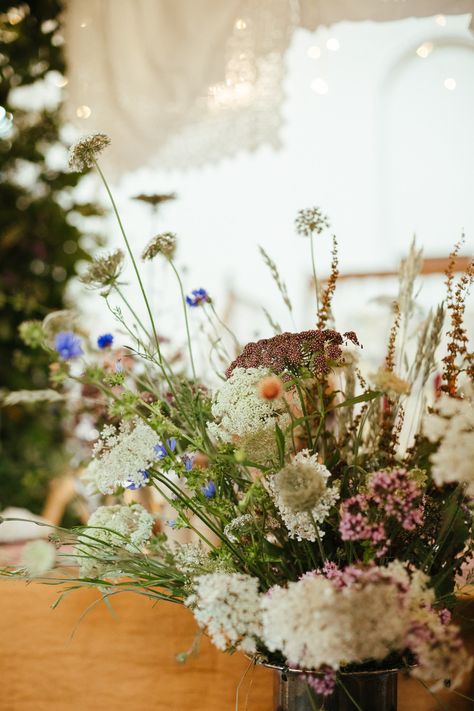 Wildflower Desert Table, English Wedding Flowers, Clean Wild Wedding, Cottage Wedding Flowers, Wildflower Centerpiece Wedding, Old English Wedding, Wild Flower Wedding Theme, Wildflower Wedding Table, Folk Kitchen