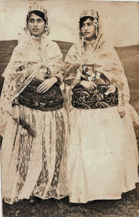 Kurdish Women, Folk Clothing, Indian Textiles, Arab Women, Vintage Portraits, Folk Costume, Photo Archive, Historical Fashion, Middle Eastern