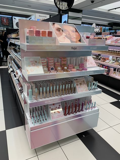 Sephora end cap - only white and pastel colors Sephora Display, Skin Care Retail Display, Sephora Display Design, Visual Merchandising Displays Cosmetics, Makeup Display Ideas, Kiosk Store, Cosmetics Display Stand Design, Sephora Store, Makeup Shelves