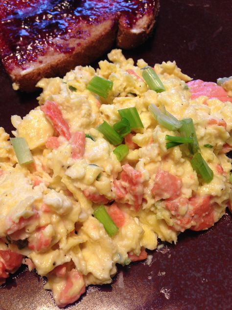 Salmon Scrambled Eggs, Avocado Scrambled Eggs, Protein Breakfasts, Salmon Breakfast, Fluffy Scrambled Eggs, Scrambled Eggs Recipe, School Meals, Mexican Breakfast Recipes, Breakfast Specials