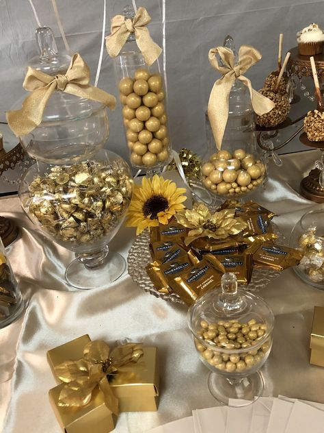 Gold Birthday Food Ideas, Golden Birthday Dinner Party, Golden 25th Birthday Ideas, Gold Desert Table, Glitter And Gold Party Theme, Sweet 16 Gold Theme, Gold Treat Table, Golden 21st Birthday Ideas, 50th Anniversary Sweet Table