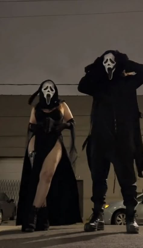 Masked Couples Costumes, Scream Inspired Halloween Costumes, Scream Cosplay Couple, Hot Costumes For Couples, Couple Scream Costume, Ghost Face Costume Men, Dark Couple Costumes, Couple Ghostface Costume, Female Ghost Face Costume