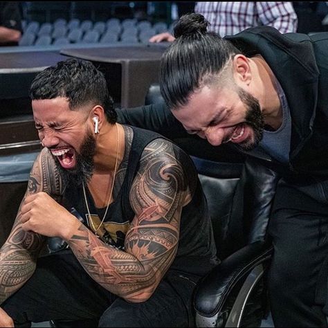 FATU on Instagram: “😂........😐 @romanreigns 🔥#TheNumberOneContender #ClashOfChampions” Jimmy And Jey Uso, Wwe Funny Pictures, Wwe Funny, Roman Reigns Family, The Bloodline, Roman Reigns Smile, Paul Heyman, Joe Anoaʻi, Roman Reigns Wwe Champion