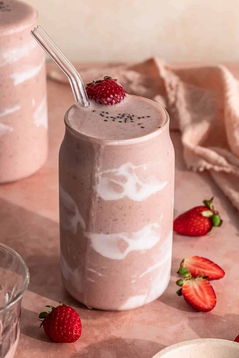 This yummy strawberry collagen smoothie is filled with all of the macronutrients to make it nutritionally balanced - protein, healthy fats and complex carbohydrates. Strawberry Collagen Smoothie, Smoothie Collagen, Cranberry Smoothie, Collagen Smoothie, Easy Breakfast Smoothies, Smoothies With Almond Milk, Complex Carbohydrates, Collagen Benefits, Morning Smoothie