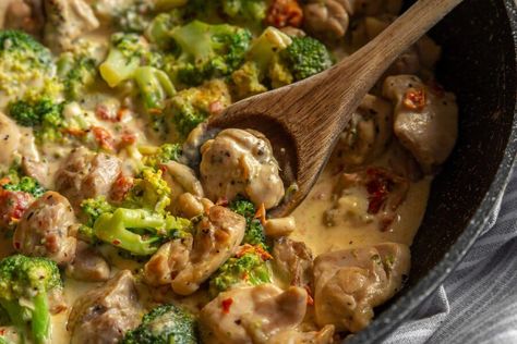 Keto Creamy Chicken, Creamy Chicken And Broccoli, Creamy Chicken Broccoli, Meals For Dinner, Broccoli Dishes, Chicken And Broccoli, Lchf Recipes, Cheese Tasting, Keto Meals