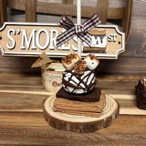 Fake bake smores - Etsy Smores Pops, Baked Smores, Roasted Marshmallow, Iced Chocolate, Smores Brownies, Sweets Photo, Fake Sweets, Smore Recipes, Food Chocolate