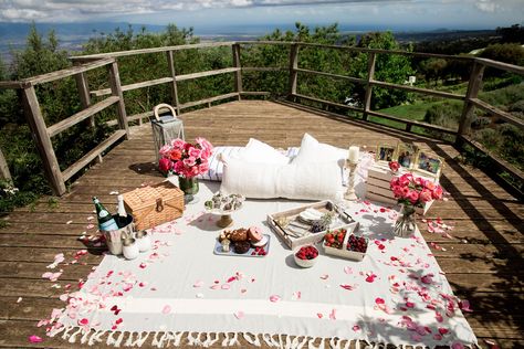 Picnic | Picnic Date | Picnic Proposal | Maui Proposal | Maui Wedding | Maui Picnic Wedding | Maui Styled Picnics | Styled Picnics | Proposal Ideas Picnic Proposal Ideas Romantic, Engagement Picnic Ideas, Picnic Proposal Ideas, Romantic Beach Picnic, Bumble Dating App, Picnic Proposal, Picnic Dates, Engagement Party Themes, Black Party Decorations