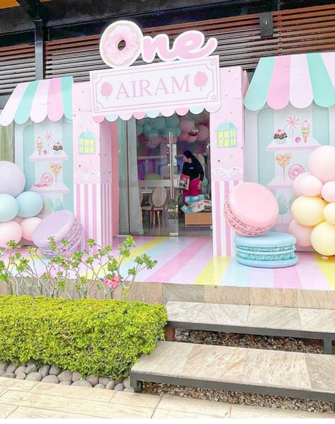 Sweet Shop Party Ideas, Kids Birthday Backdrop, Ice Cream Birthday Party Theme, Candyland Birthday Party, Candy Theme Birthday Party, Candy Themed Party, Candy Land Birthday Party, Ice Cream Birthday Party, Pastel Party