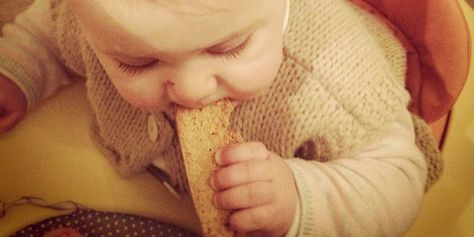 A sugar free baby rusks recipe that is cheap to make. Brilliant for your babies who are teething and a great snack/finger food Rusks Recipe, Rusk Recipe, Teething Biscuits, Toddler Dinner, Baby & Toddler Food, Baby Led Weaning Recipes, Baby First Foods, Weaning Recipes, Feeding Baby