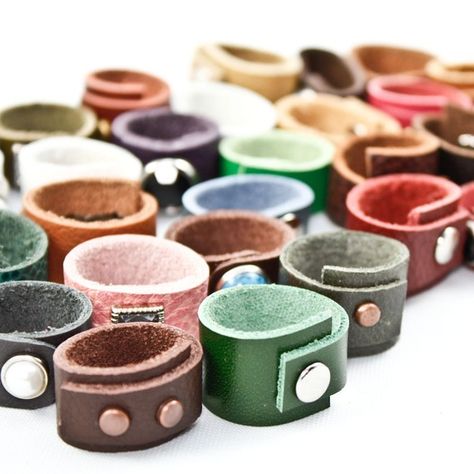 Love these rings ! Leather Rings, Leather Bag Tutorial, Diy Leather Projects, Leather Jewelry Diy, Leather Jewels, Born Again, Leather Jewellery, Leather Diy Crafts, Leather Ring